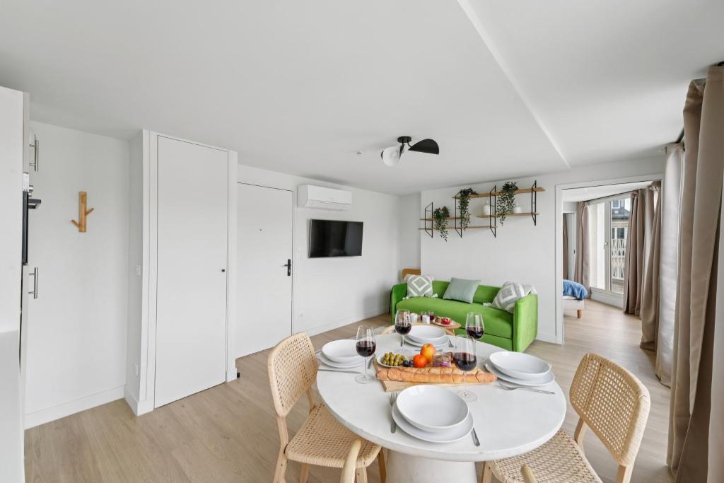 Lavie Maison Spacious Apartment with Terrace - 4
