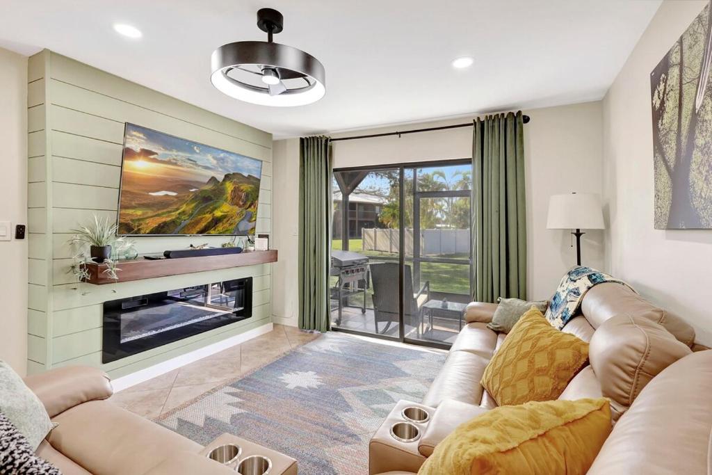 A closer look at Condos With Rooftop Pool And Tiki Bar