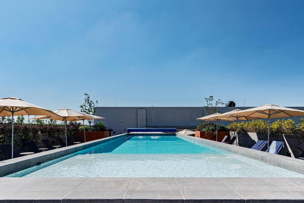Roma Rooftop Oasis with Pool and Skyline Views - 5