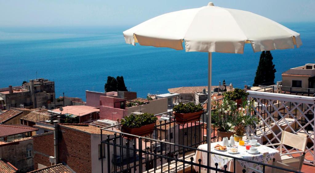 Isabella — Restaurant & bars in Taormina, Sicily