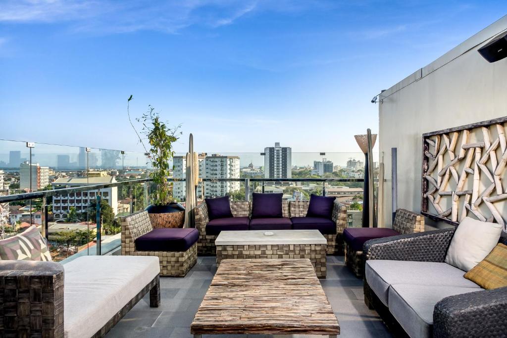 Bar/lounge, Azia Suites in Cebu