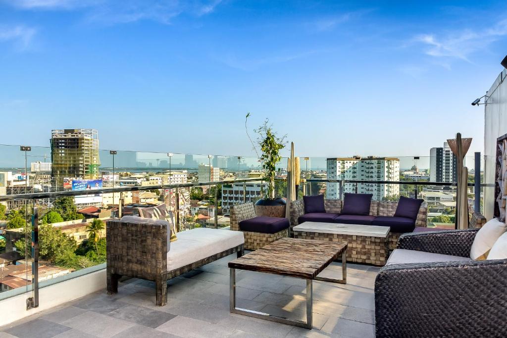 Bar/lounge, Azia Suites in Cebu