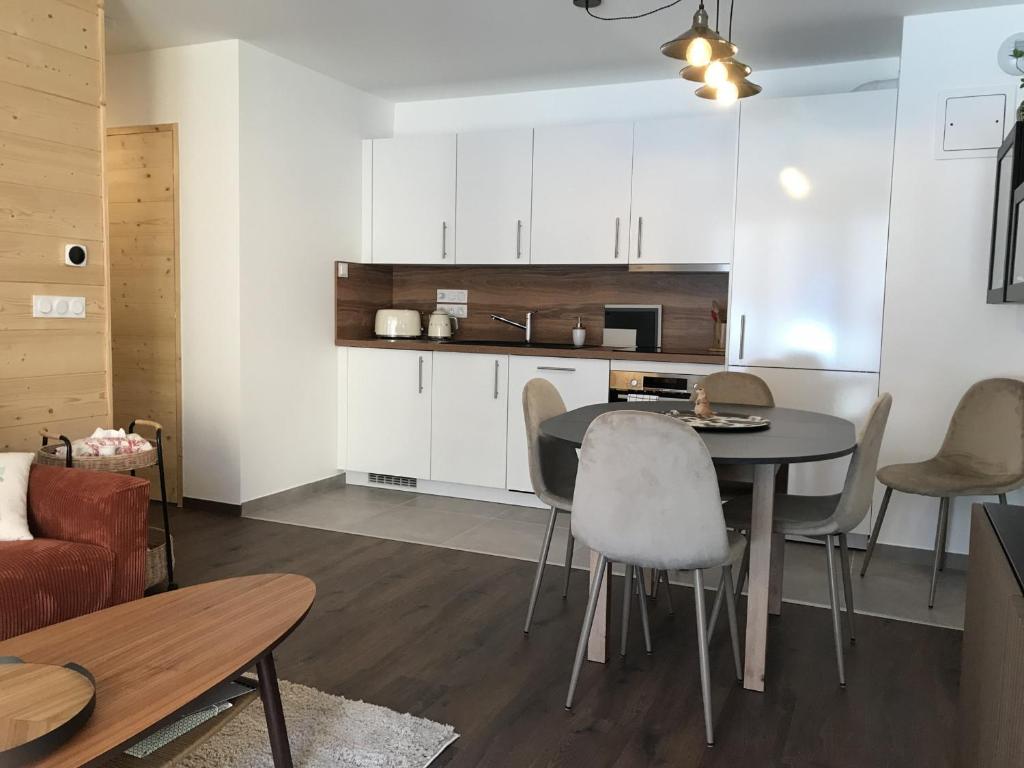 Appartement neuf 3 chambres avec jardin et parking à Arâches-la-Frasse - FR-1-836-48 - 2