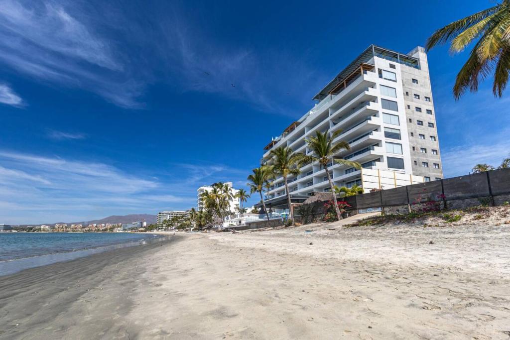4-bed beachfront Lux Apartment - 3
