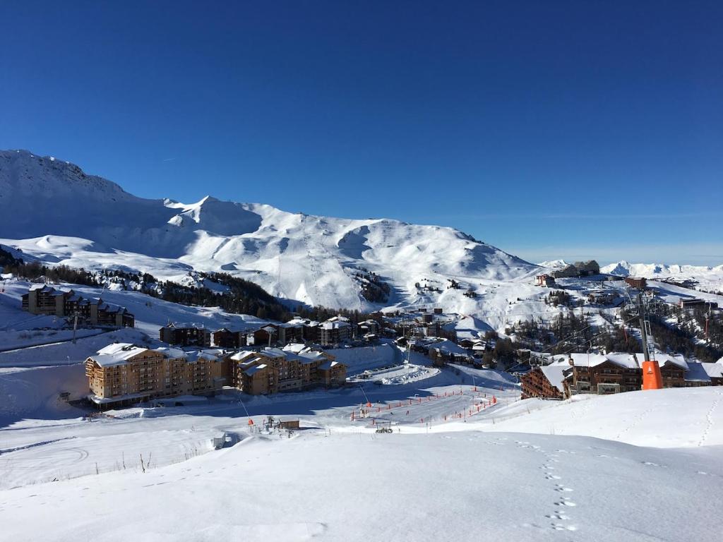 Plagne Soleil 2050 m Ski in and out sleeps 6 - 5