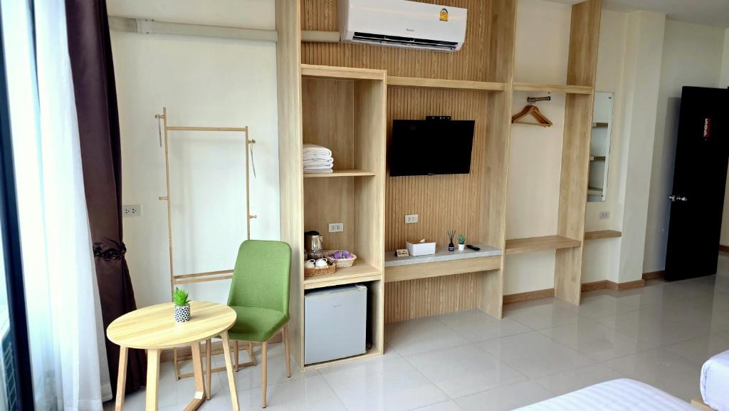 Shared lounge/TV area