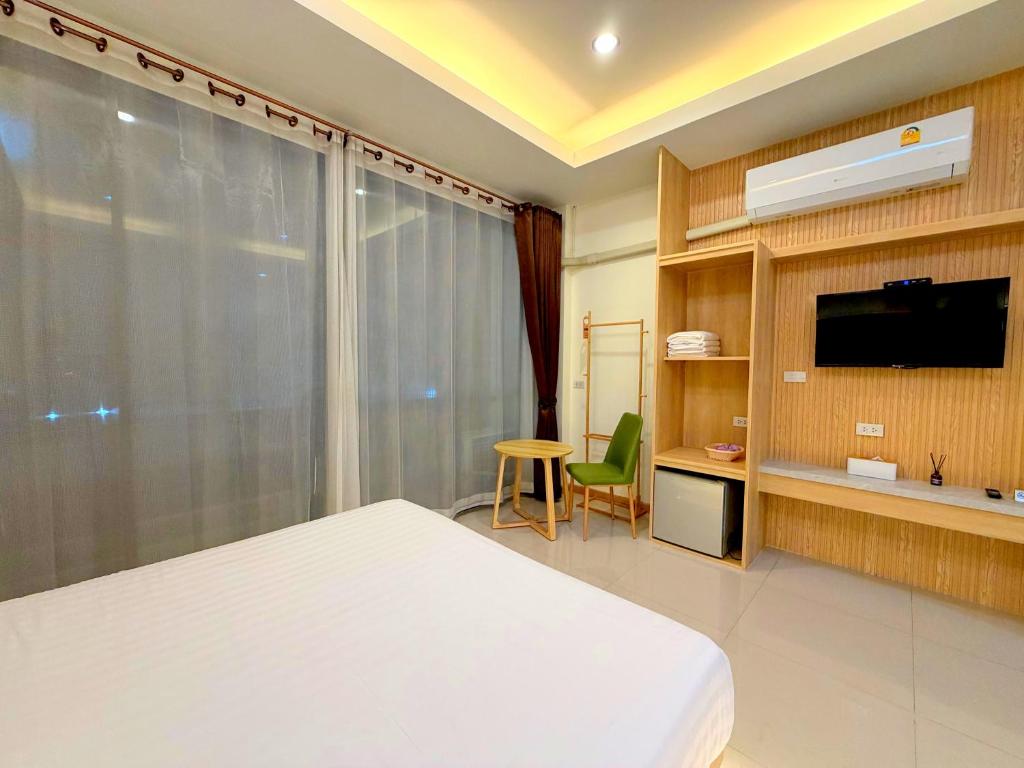Shared lounge/TV area