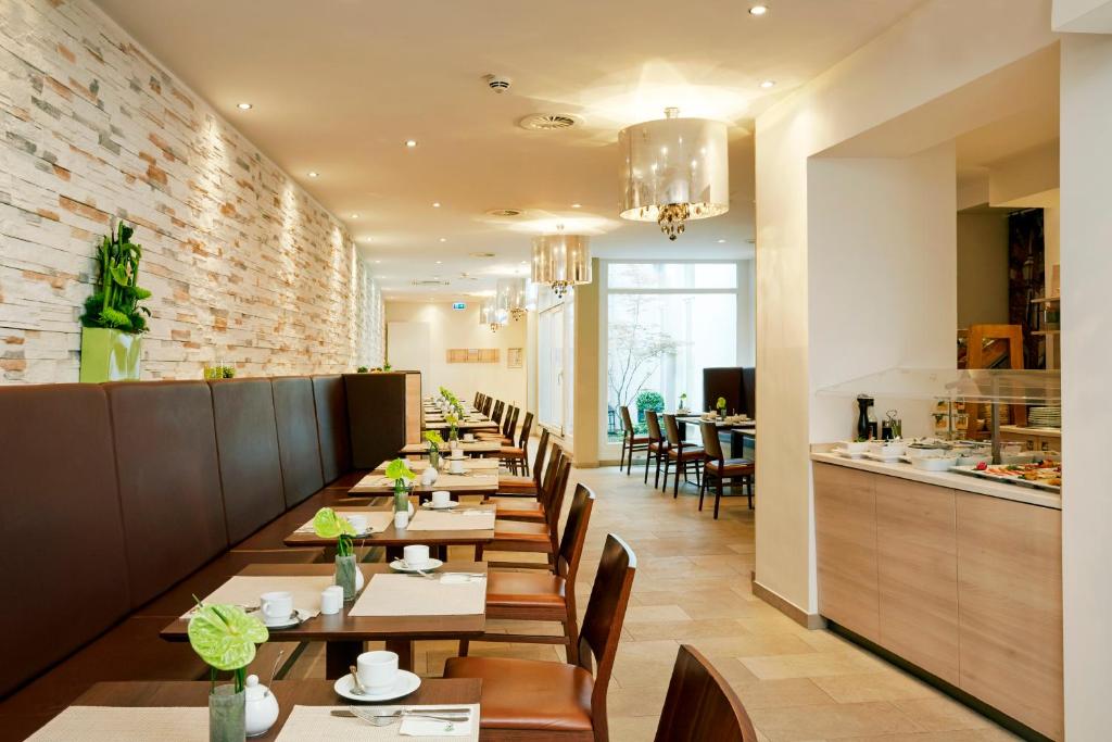 Restaurant, H+ Hotel München in Munich
