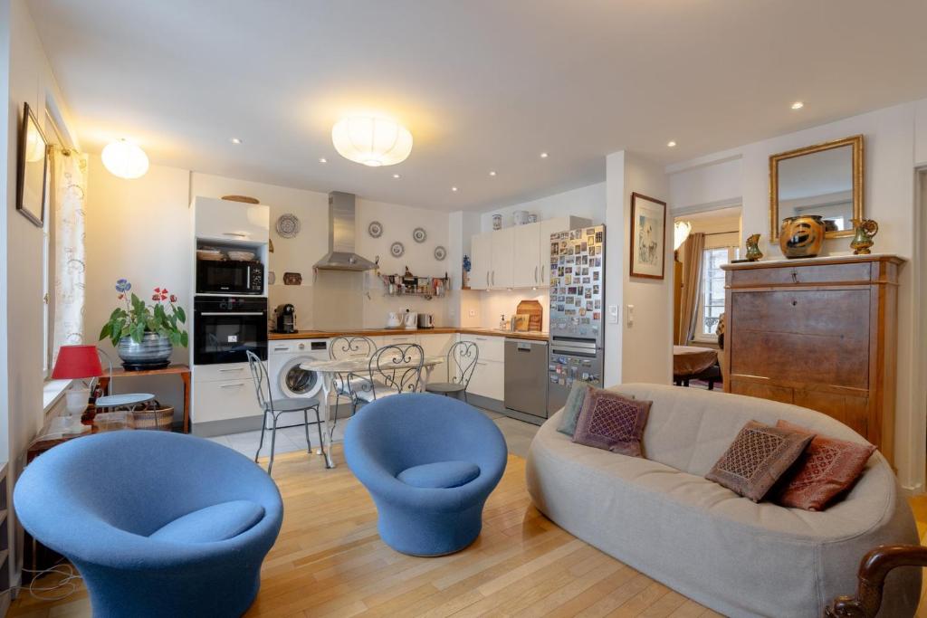 Elegant 2 Bd with AC Golden Triangle Location - 1