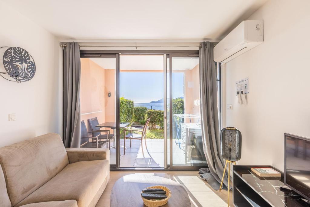 LB Vacation Rentals I Bright 1BR, Minutes from the Beach with Sea and Mountain View - 2
