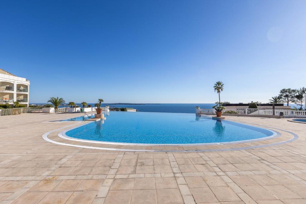 LB Vacation Rentals I Bright 1BR, Minutes from the Beach with Sea and Mountain View - 3