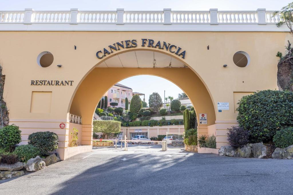 LB Vacation Rentals I Bright 1BR, Minutes from the Beach with Sea and Mountain View - 4