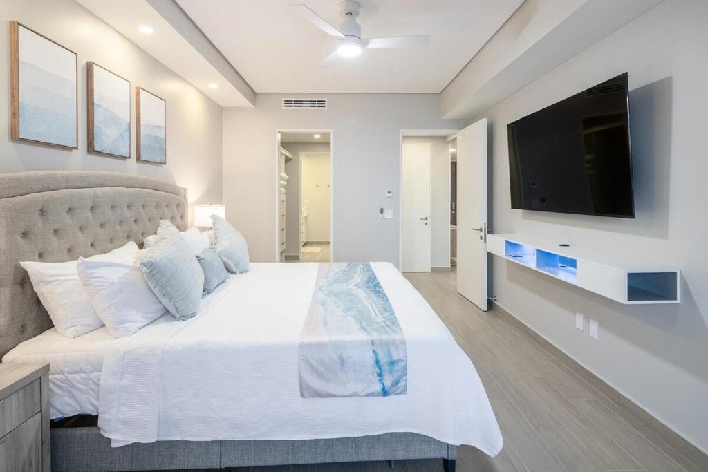 Luxury 2-Bed Condo At Encantame Towers - 4