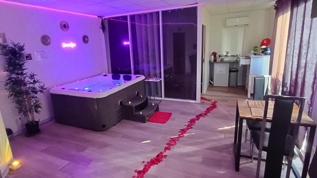 CocoonSPA LoveRoom Jacuzzi - 2