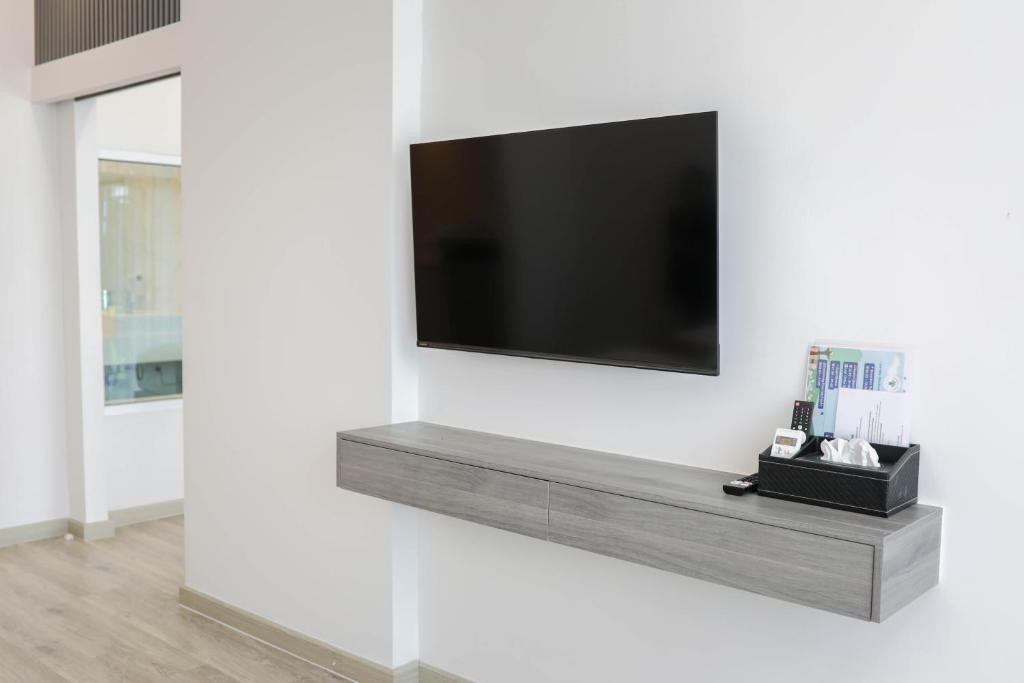 Shared lounge/TV area