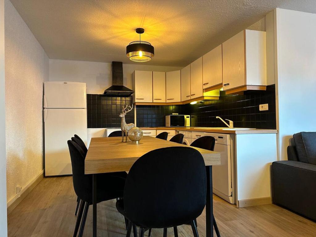 Duplex 4 chambres, centre à 4min, skibus à la porte, WiFi - FR-1-836-53 - 2