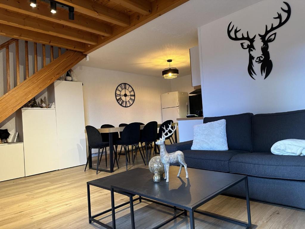 Duplex 4 chambres, centre à 4min, skibus à la porte, WiFi - FR-1-836-53 - 1