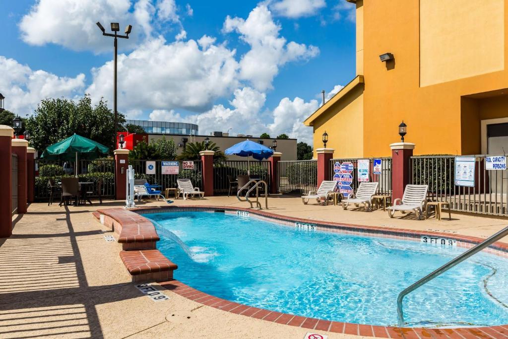 Comfort Suites Westchase Houston Energy Corridor スイミングプール