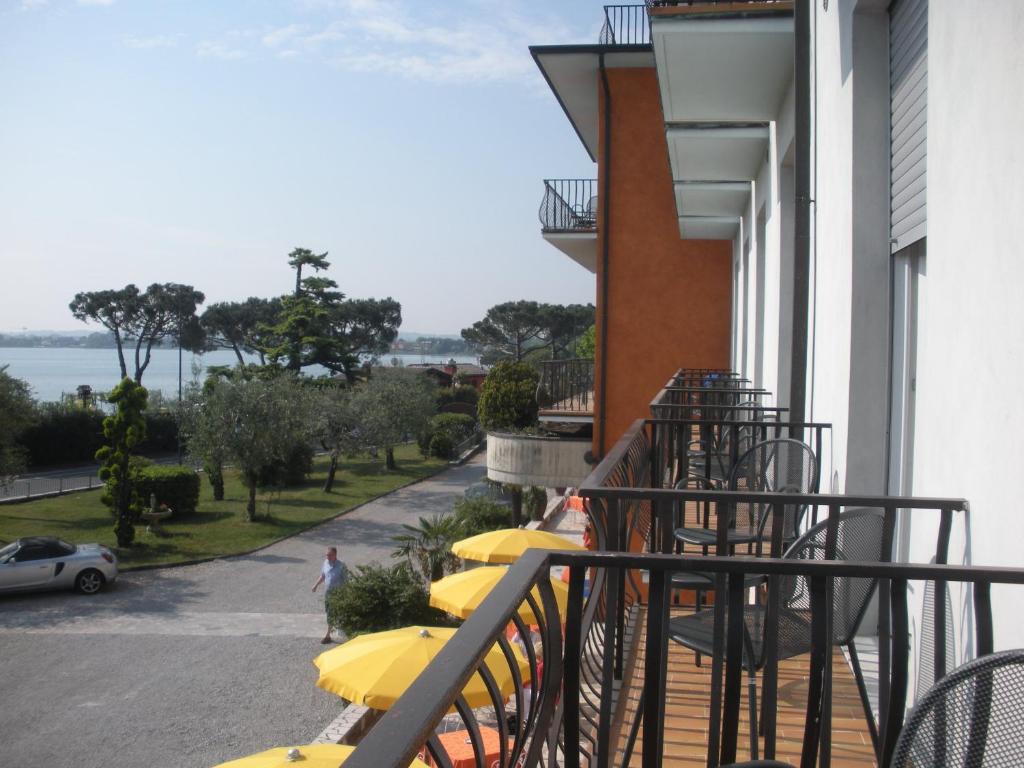 Hotel Mirabello — Hotel rooms in Sirmione, Lombardy