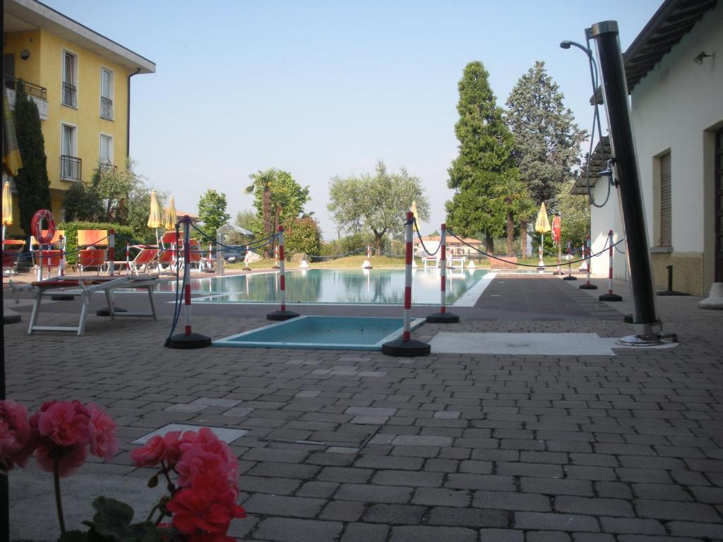 Hotel Mirabello — Swimming pool in Sirmione, Lombardy
