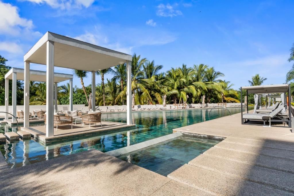 Bright studio at Hotel Mio with pool - 1