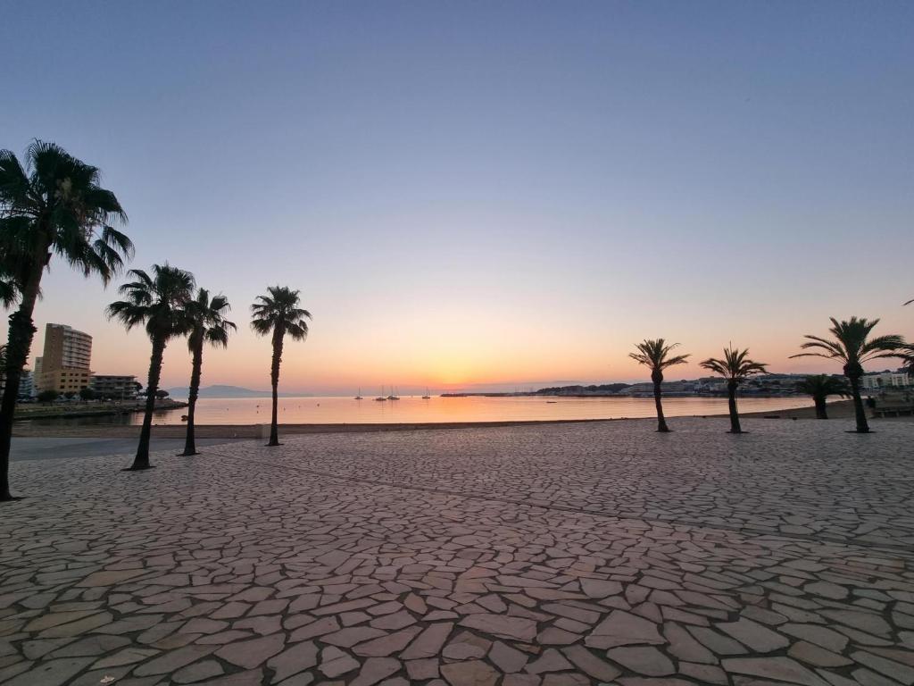 Acogedor apartamento a 50m de la playa con terraza, aire acondicionado y parking - HISP-236-82 - 2