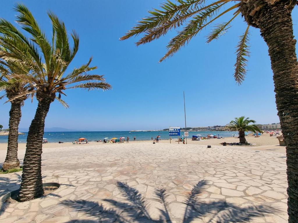 Acogedor apartamento a 50m de la playa con terraza, aire acondicionado y parking - HISP-236-82 - 3