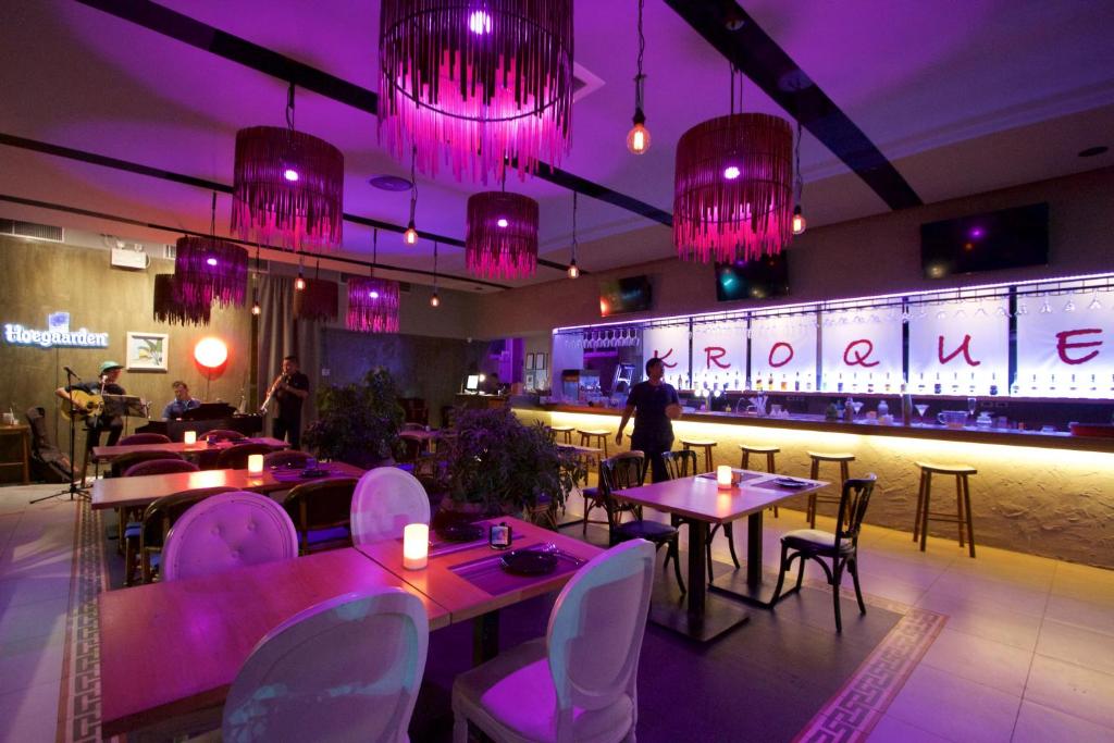 Highly-rated bar