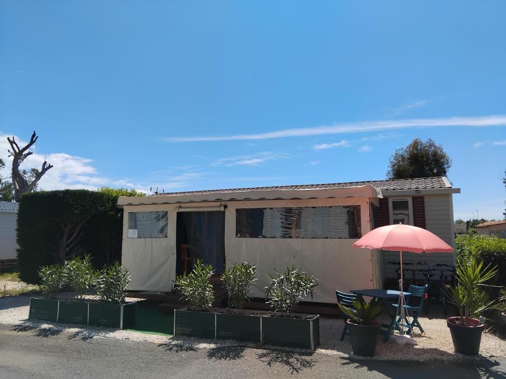 MOBIL HOME GLAMPING CONFORT D'UN HOTEL SANS LES CONTRAINTES PISCINE PROMOTION SEPTEMBRE 3 CHAMBRES - 2 SdB -climatisé - 300m de la mer - piscine - parking - - 2