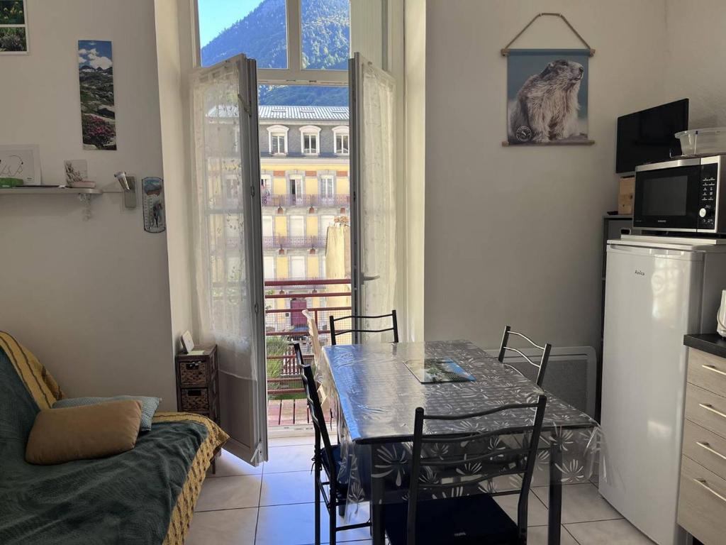 Studio lumineux avec balcon au cœur de Cauterets - FR-1-812-148 - 1