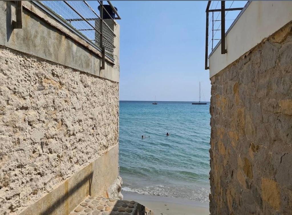 La petite maison près de la mer, avec jardin , parking et clim - 5