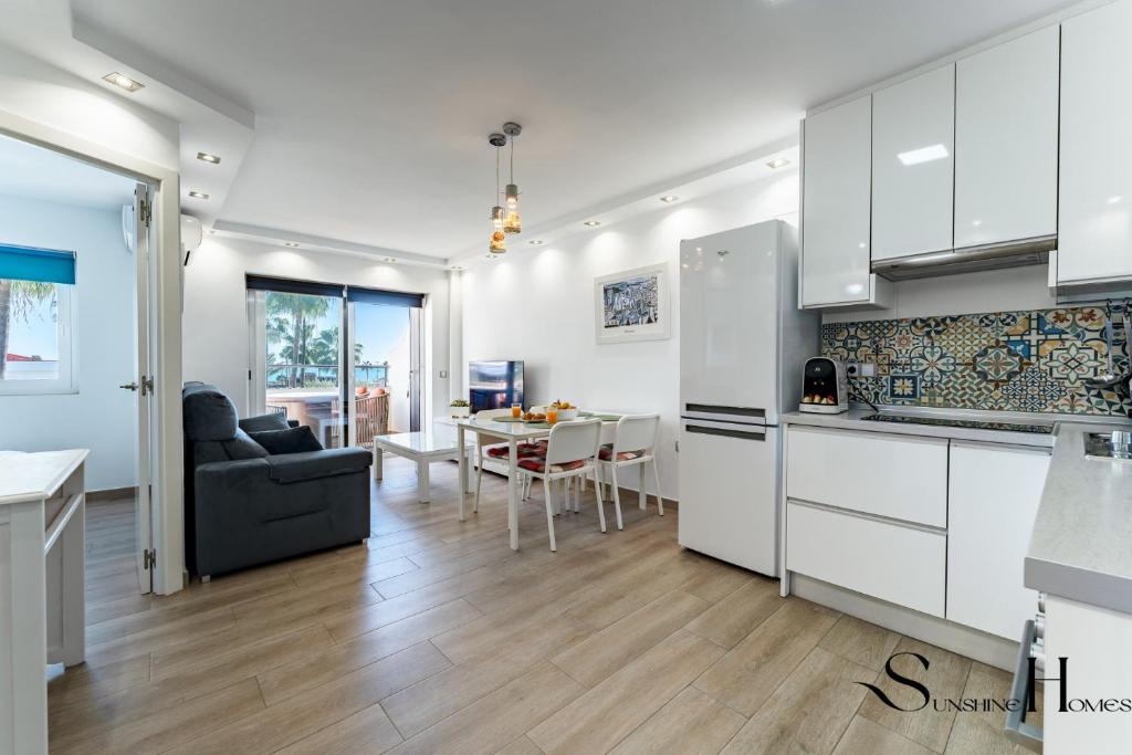 Beach Stay with Terrace & Sea View REF050 - 5