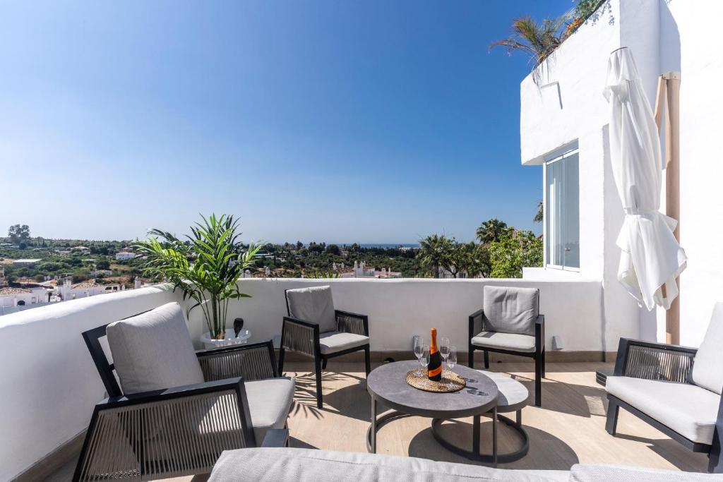 Atico Dúplex en Estepona con Vistas al Mar y Montaña a 10 min de la Playa - 5