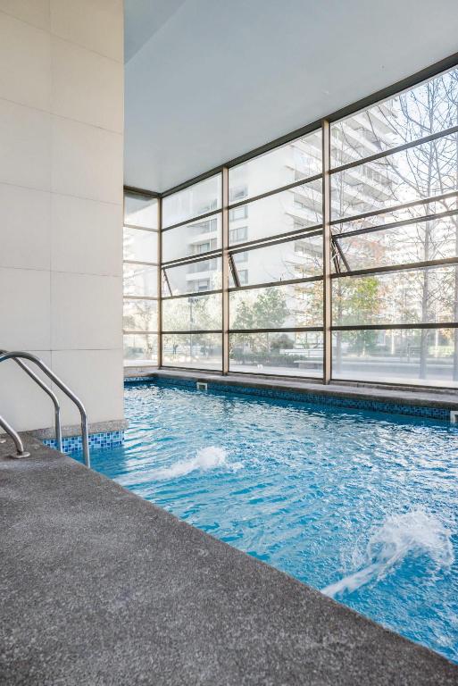 Contemporary 2BR Getaway Pool & Fitness Center - 2