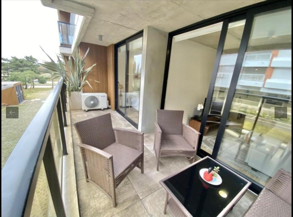 Modern beachfront apartment with pool - 5