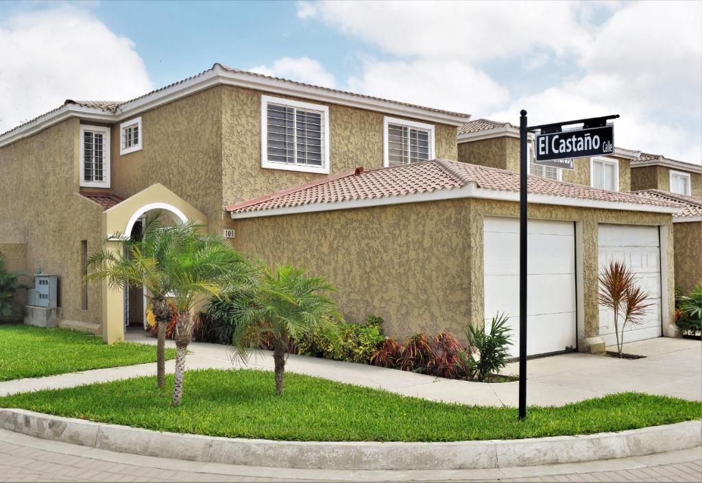 Casa moderna en urbanización privada - 1