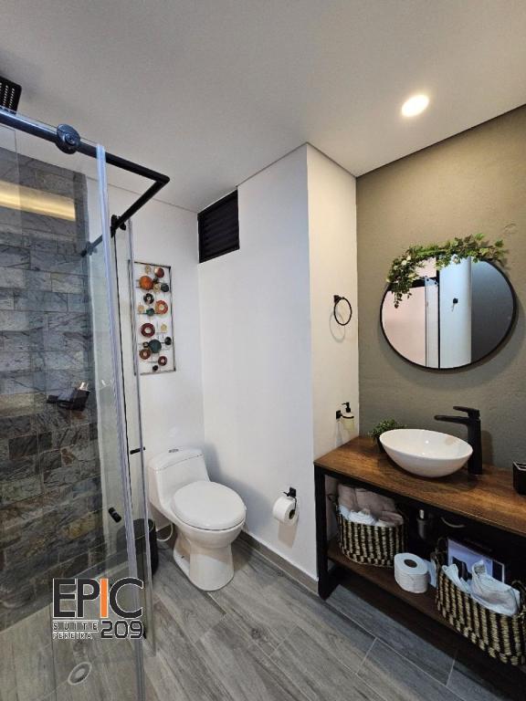Epic Suite 209 Deluxe Airport - 5
