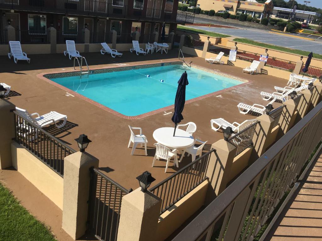 Days Inn by Wyndham Lavonia photo
