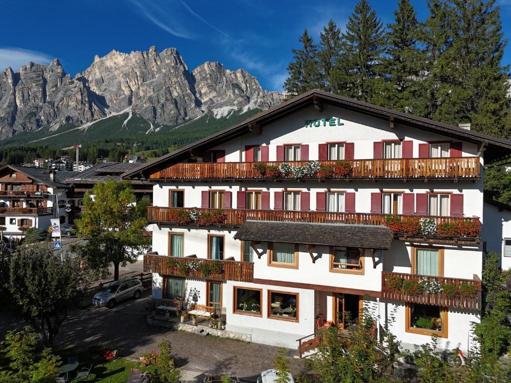 Hotel Bellaria - Cortina d'Ampezzo - parking - 1
