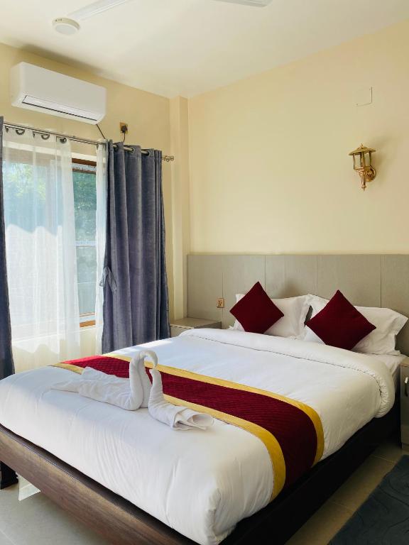 Tiffin Home and Restaurant — Sauraha (2)
