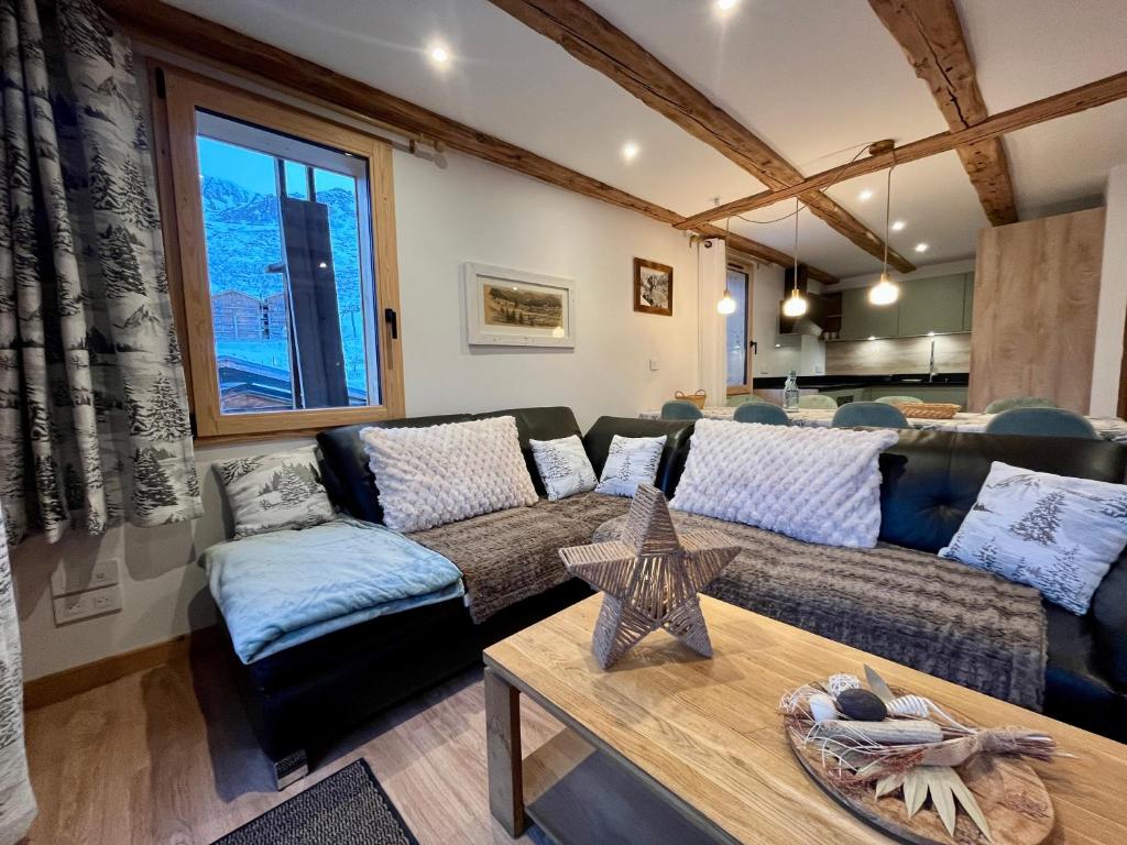 CHALET - DUPLEX neuf 8 pax - pied des pistes - parking privé - cheminée - Skiroom - 3 rooms & mezzanine - 2