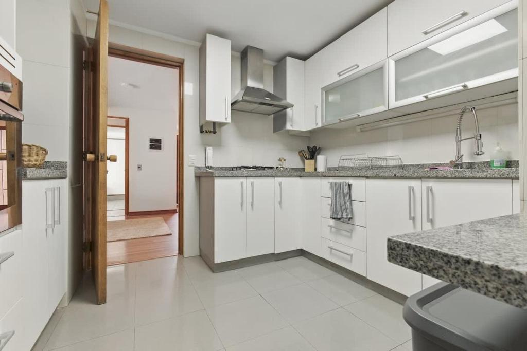 Spacious ocean view apt - 3 min walk - 2
