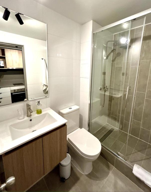Estudio Moderno en Zona Urbana - 5