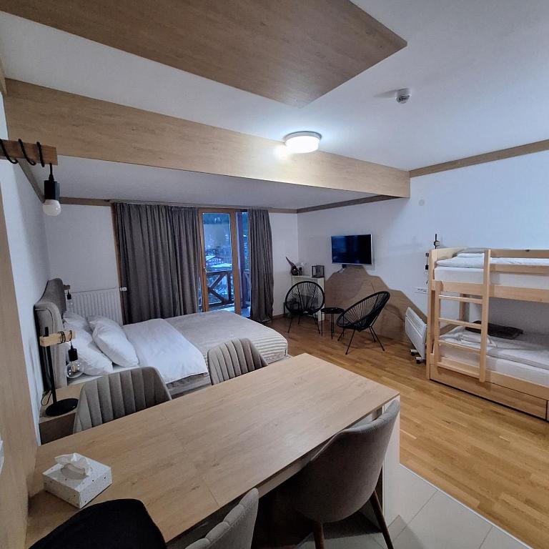 Aparthotel Vucko, depandans, U452 sa pogledom na stazu - private host - 4
