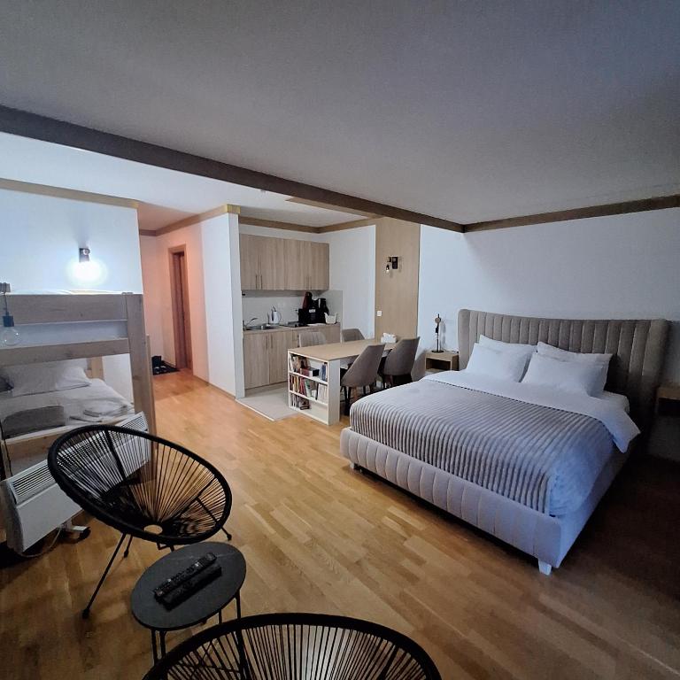 Aparthotel Vucko, depandans, U452 sa pogledom na stazu - private host - 3