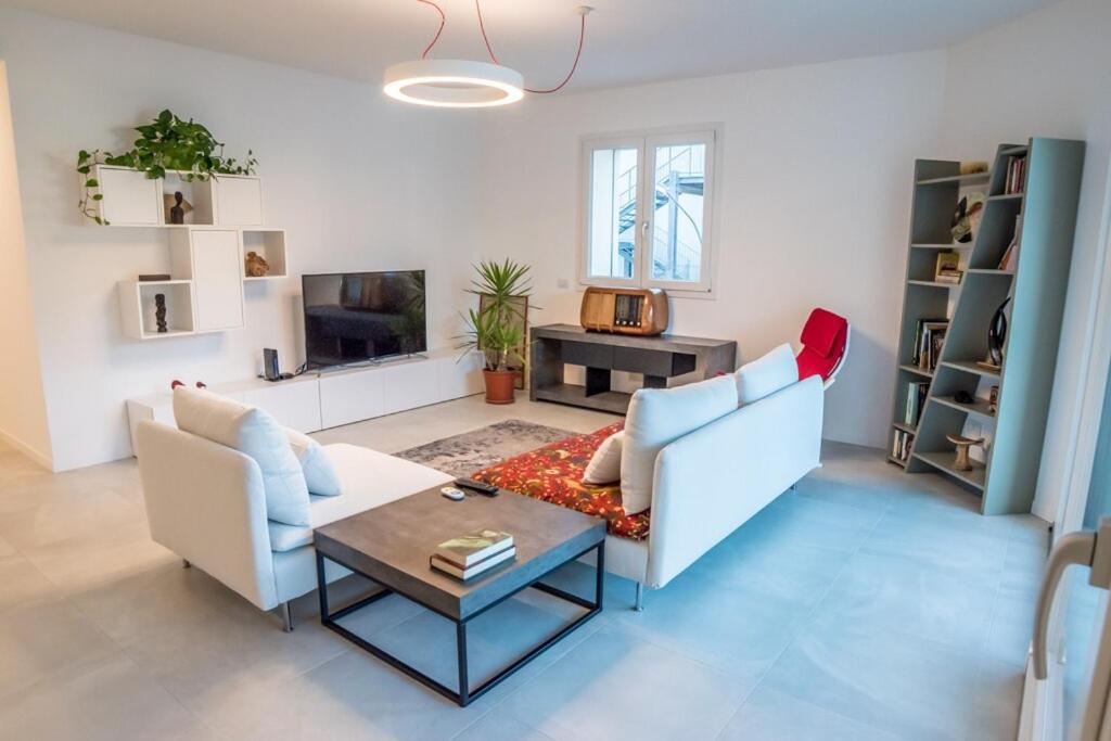 Brand New Design Apt - 2 Rooms 2 Bath 2 Carpark - 1