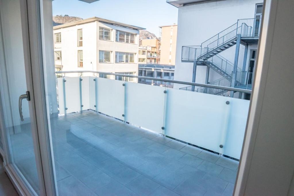 Brand New Design Apt - 2 Rooms 2 Bath 2 Carpark - 2