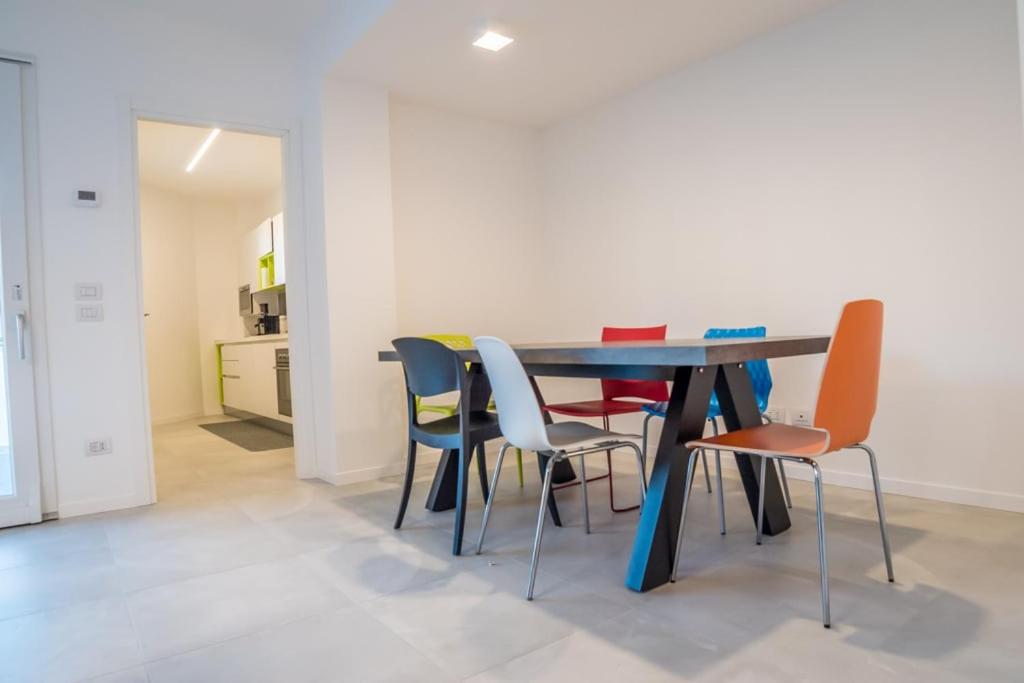 Brand New Design Apt - 2 Rooms 2 Bath 2 Carpark - 4