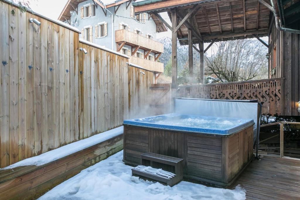 Chalet Credence Morzine Outdoor Hot Tub Sleeps 19 - 4