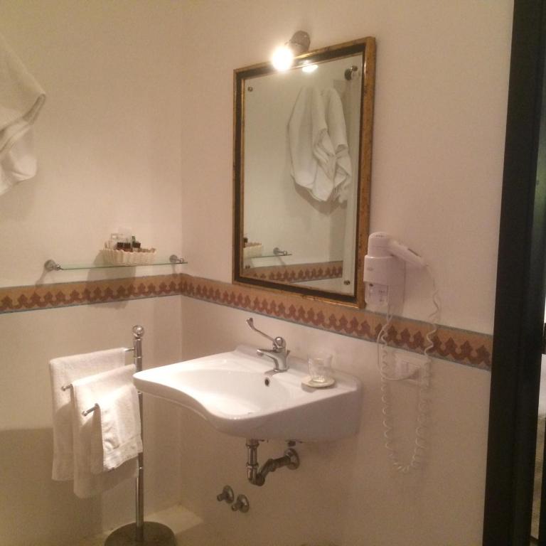 Hotel Santa Marina Antica Foresteria photo